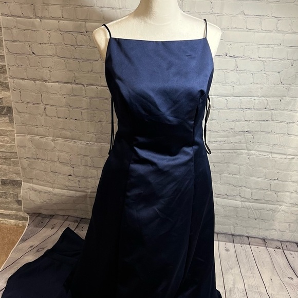 Plus size 13/14 Royal blue formal dress. Perfect for prom season or a wedding. - Picture 10 of 16